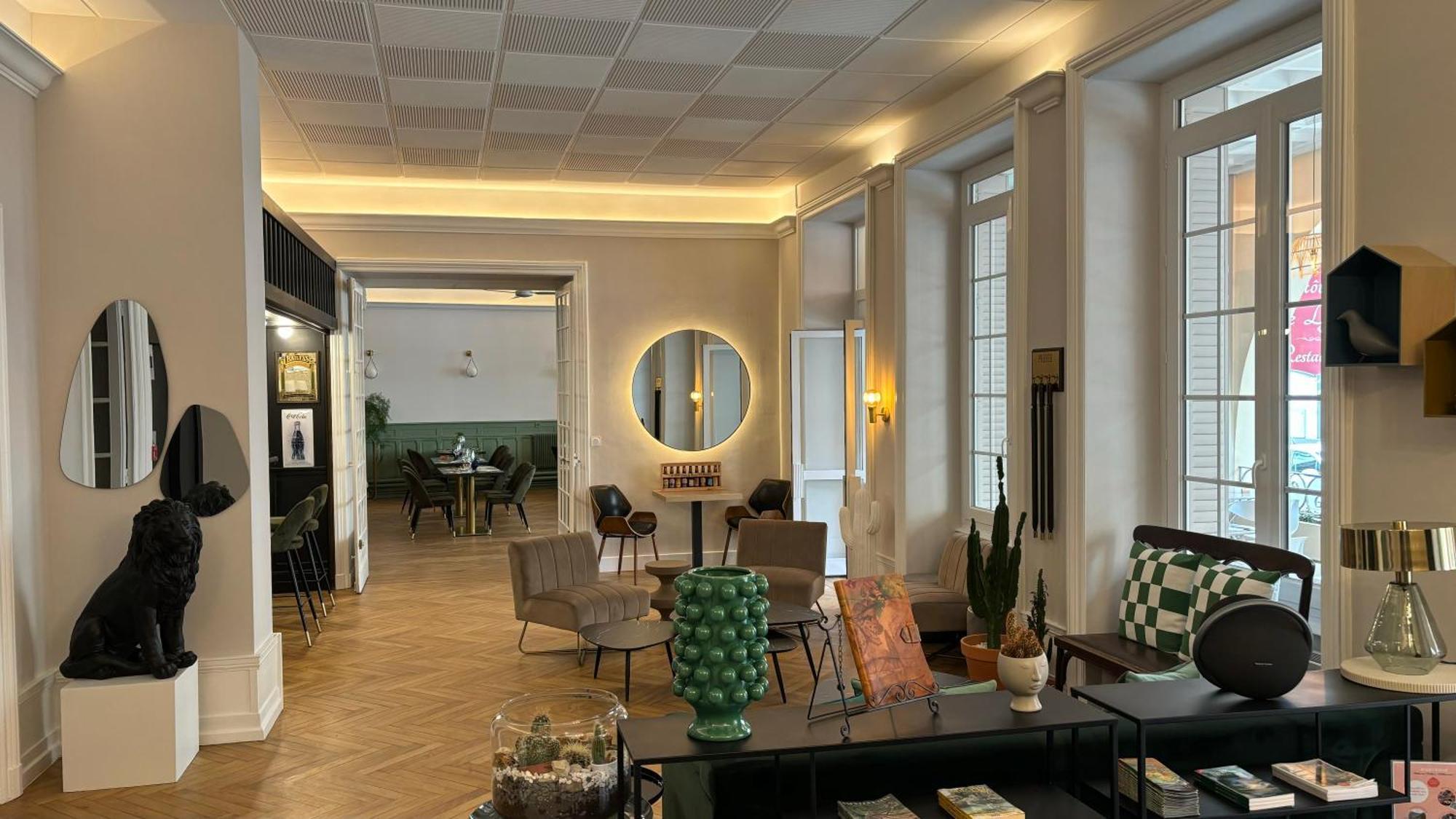 Logis Hotel Restaurant Grand Hotel De Lyon Vals-les-Bains Eksteriør bilde