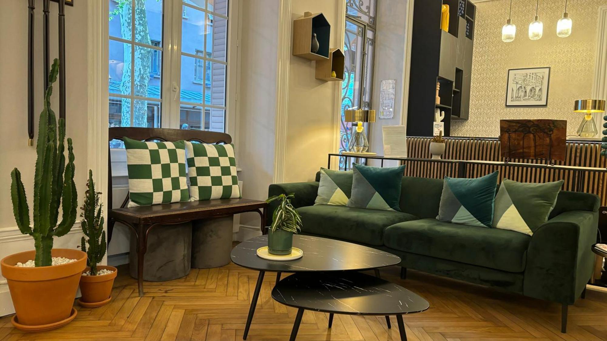 Logis Hotel Restaurant Grand Hotel De Lyon Vals-les-Bains Eksteriør bilde